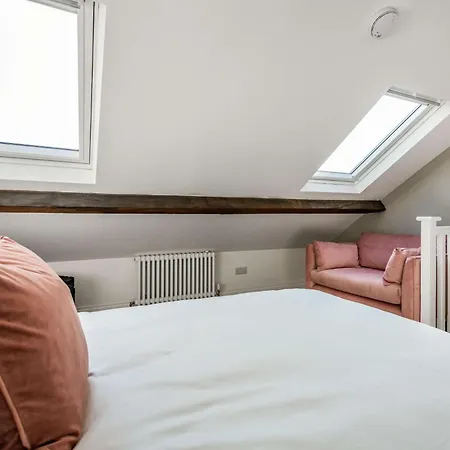 2 Bed In 87306 York
